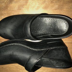 Dansko Matte Black Leather Cabrio Professional Clogs